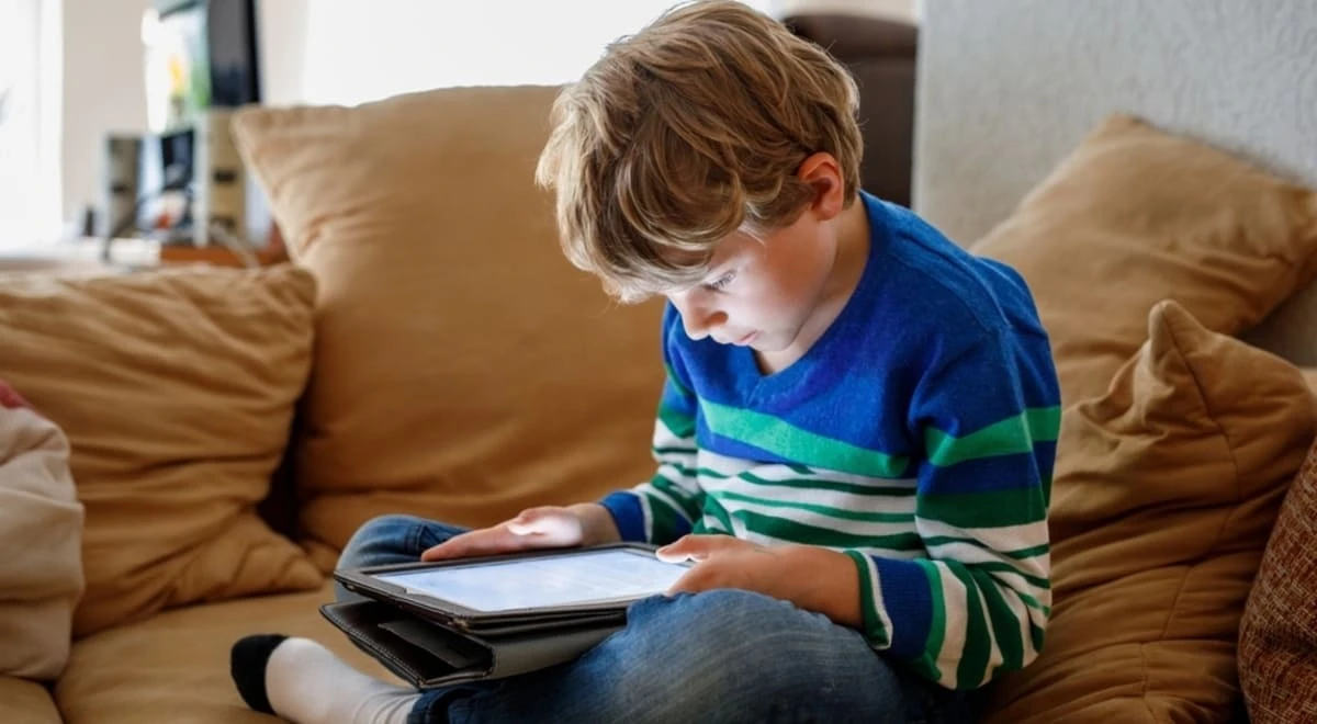 Impactul ecranelor asupra copiilor | Yuno Clinic